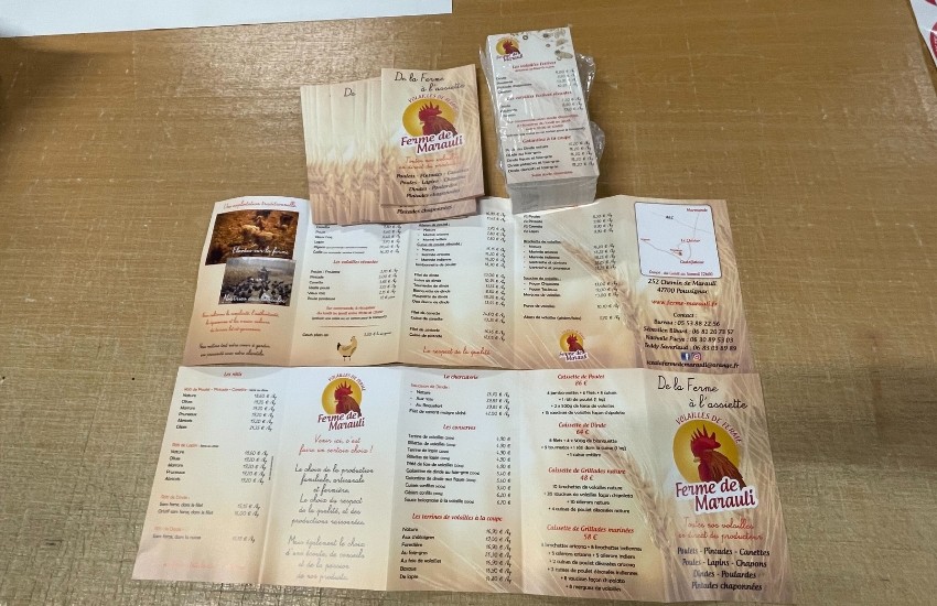 Photo d'une pile de dépliants personnalisés