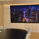 Photo d'un écran LED en intérieur