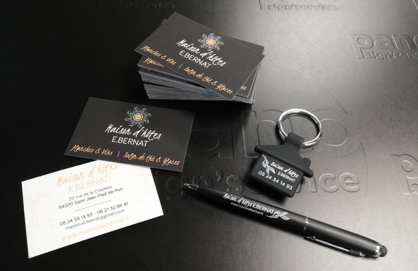 Photo d'un set d'éléments personnalisés : stylo, porte-clés, cartes de visite