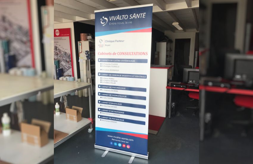 Photo d'un roll up publicitaire